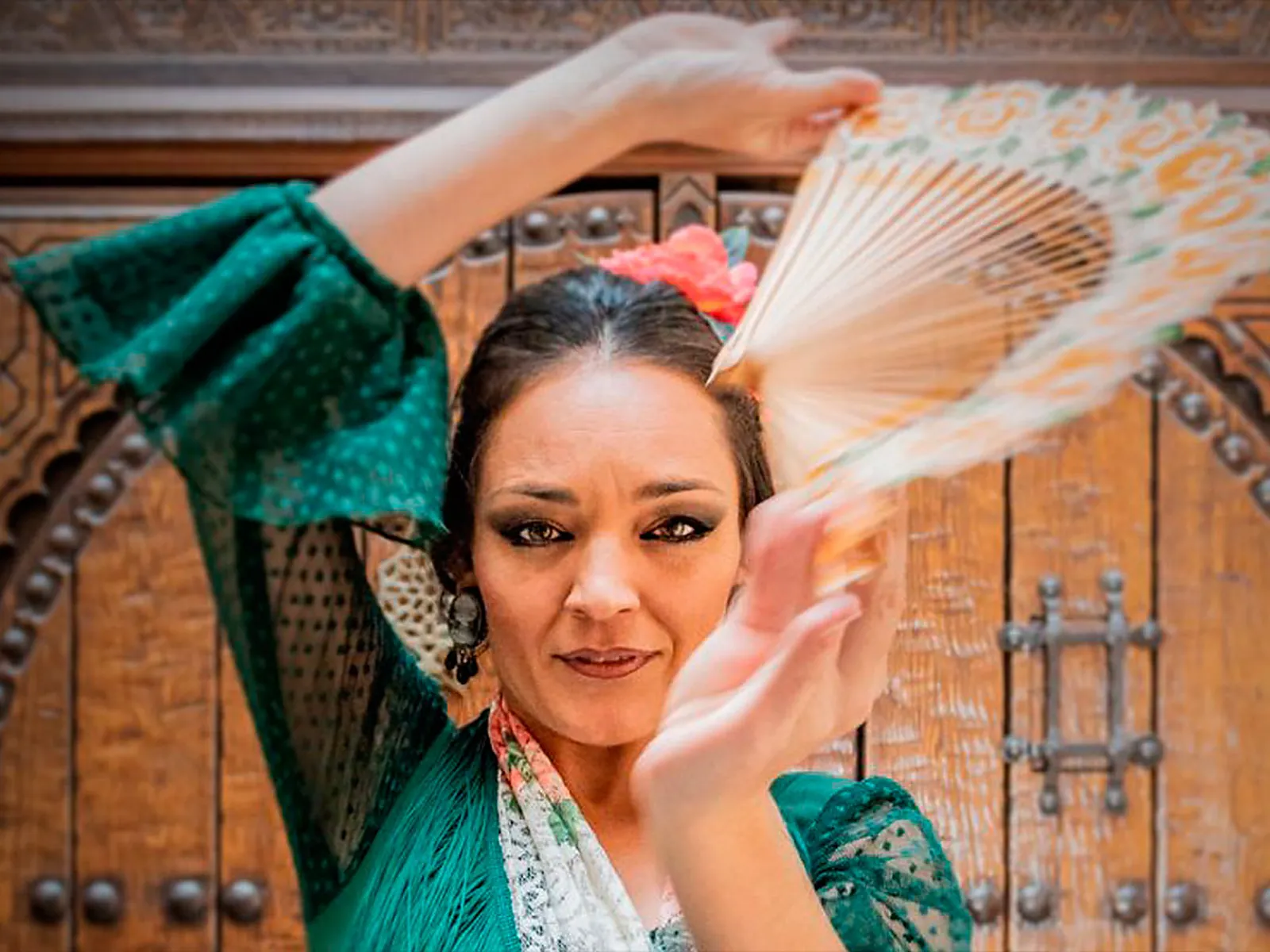 Dancer with a fan at the door of Casa de la Memoria