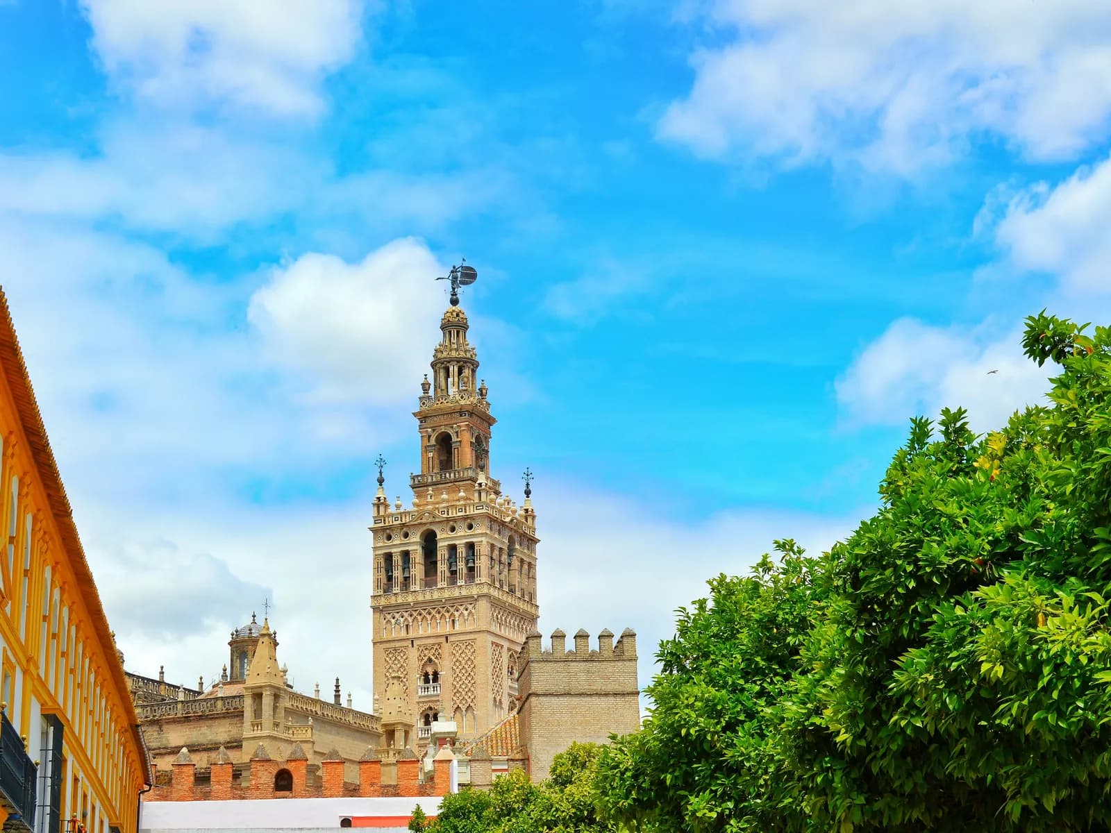 La Giralda vista desde los muros del Real Alcázar