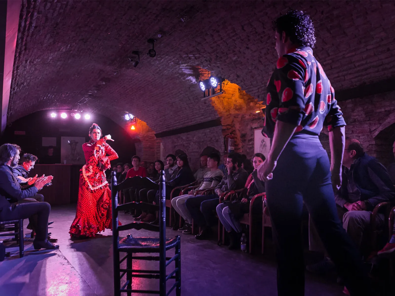 Bailaora de rojo en el espectáculo del Museo del Baile Flamenco