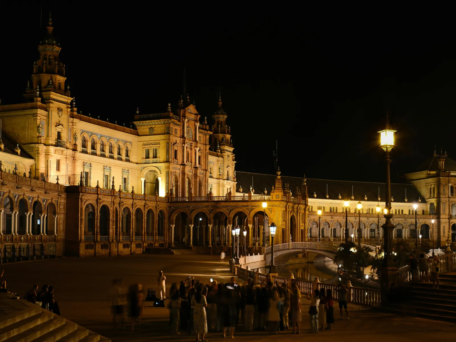 Plaza de España iluminada de noche