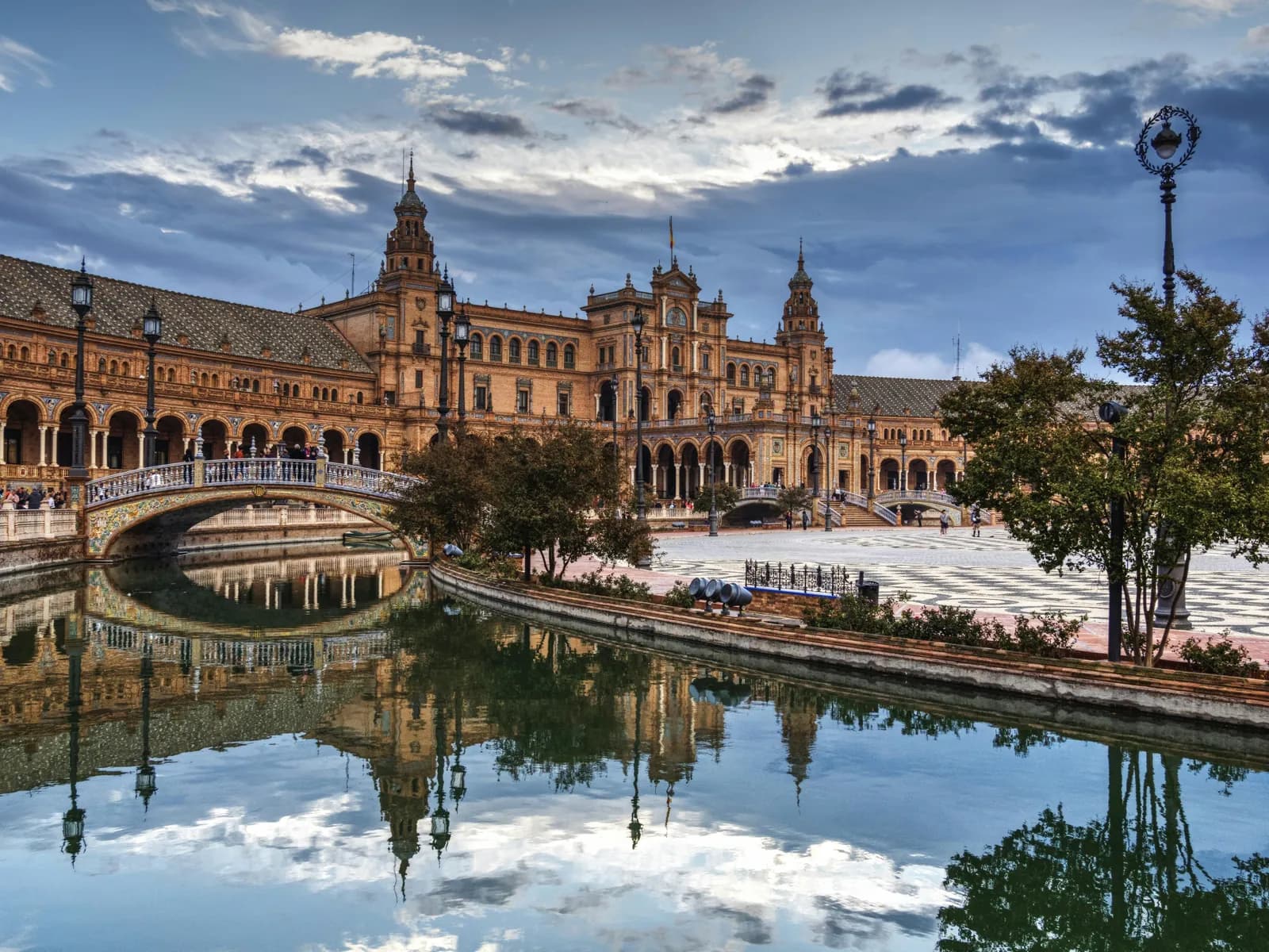 Plaza de España reflected in the canal