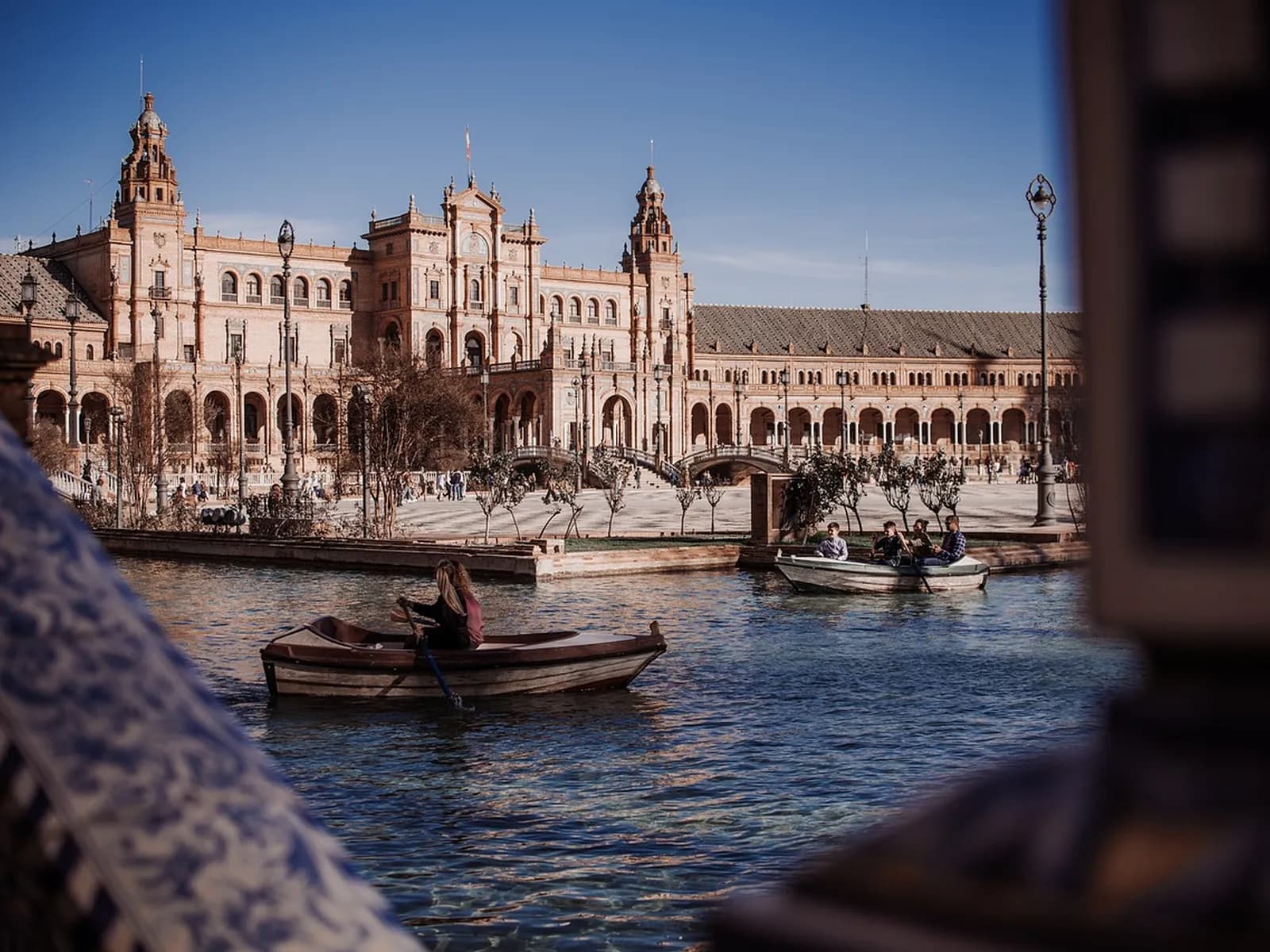 Barcas de remo en el canal de la Plaza de España
