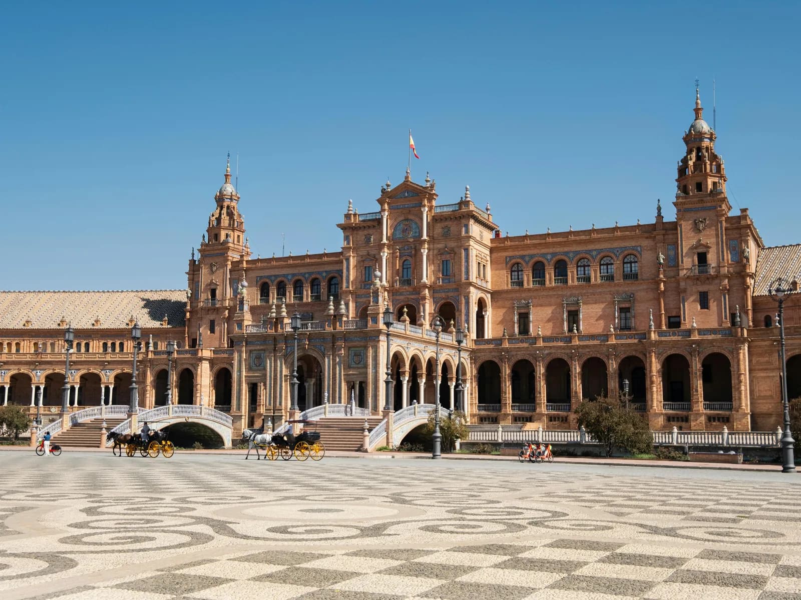 Plaza de España de Sevilla con sus dos torres y el canal
