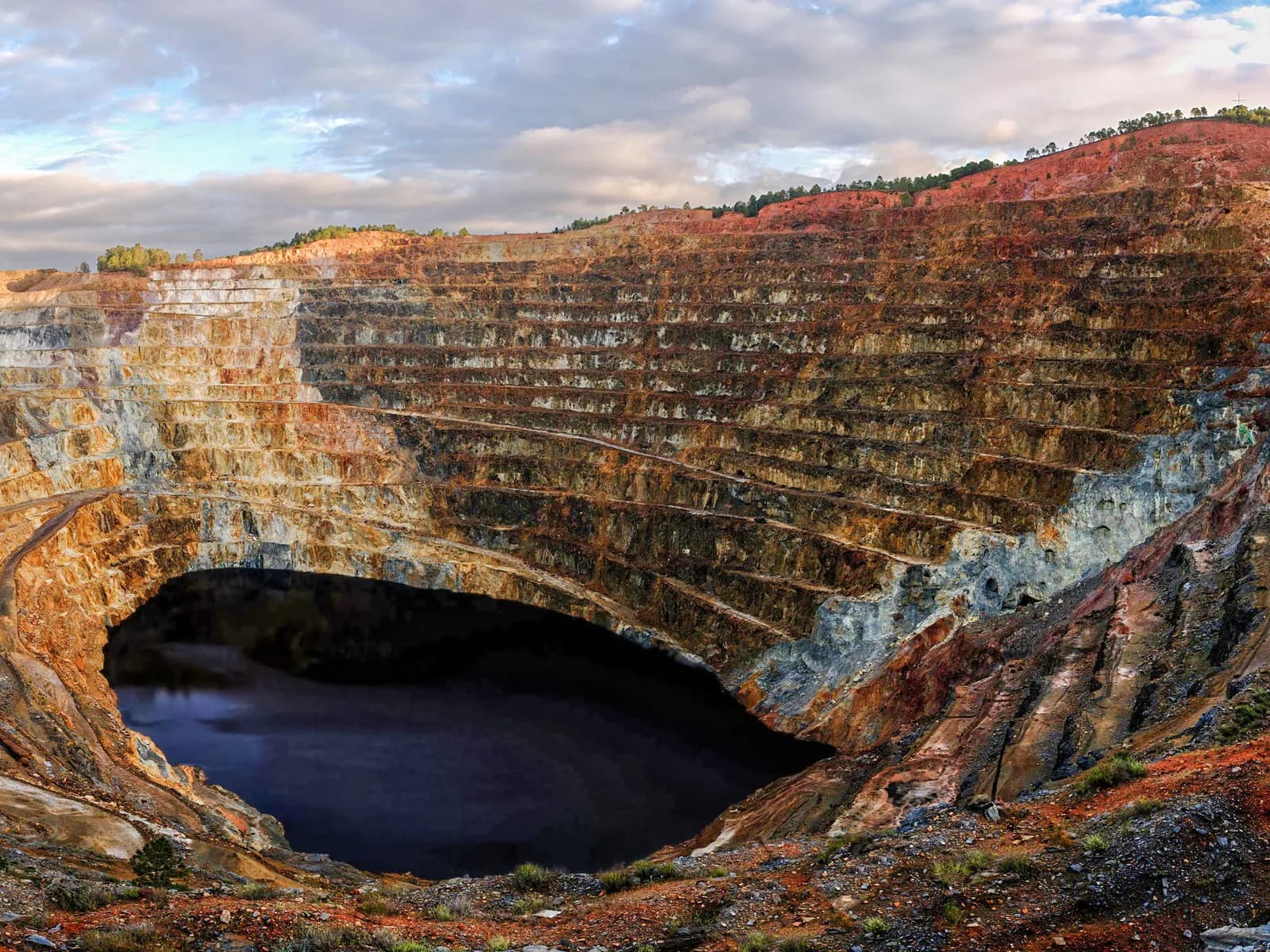 Corta Atalaya en Minas de Riotinto, gigantesca mina a cielo abierto con terrazas ocres y lago al fondo