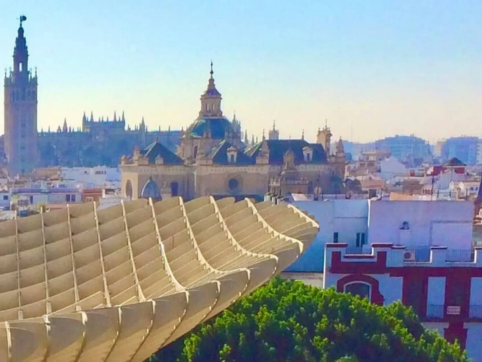 Pasarela superior de las Setas de Sevilla (Metropol Parasol) con la Giralda al fondo