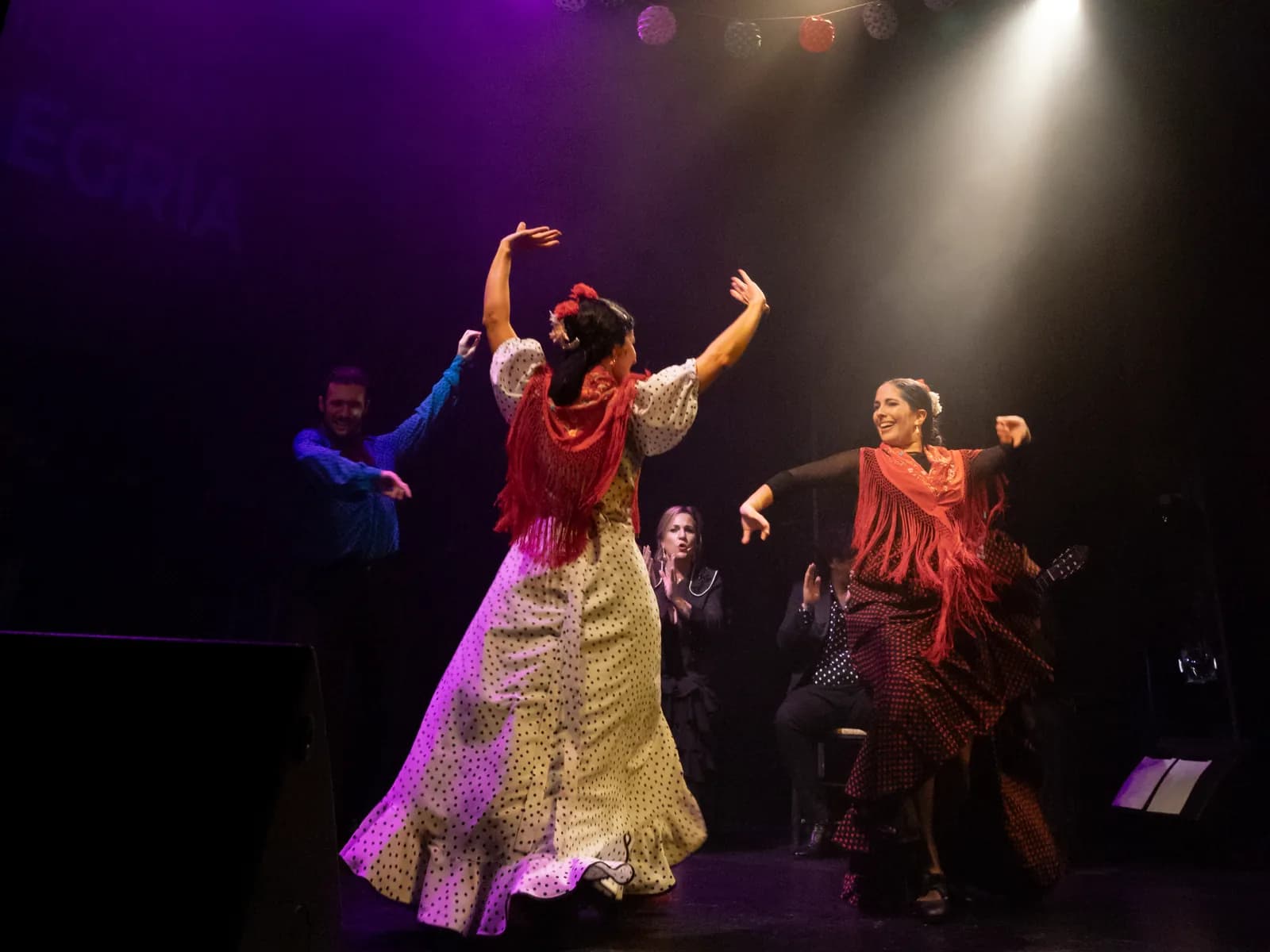Dos bailaoras en el escenario del Teatro Flamenco Sevilla