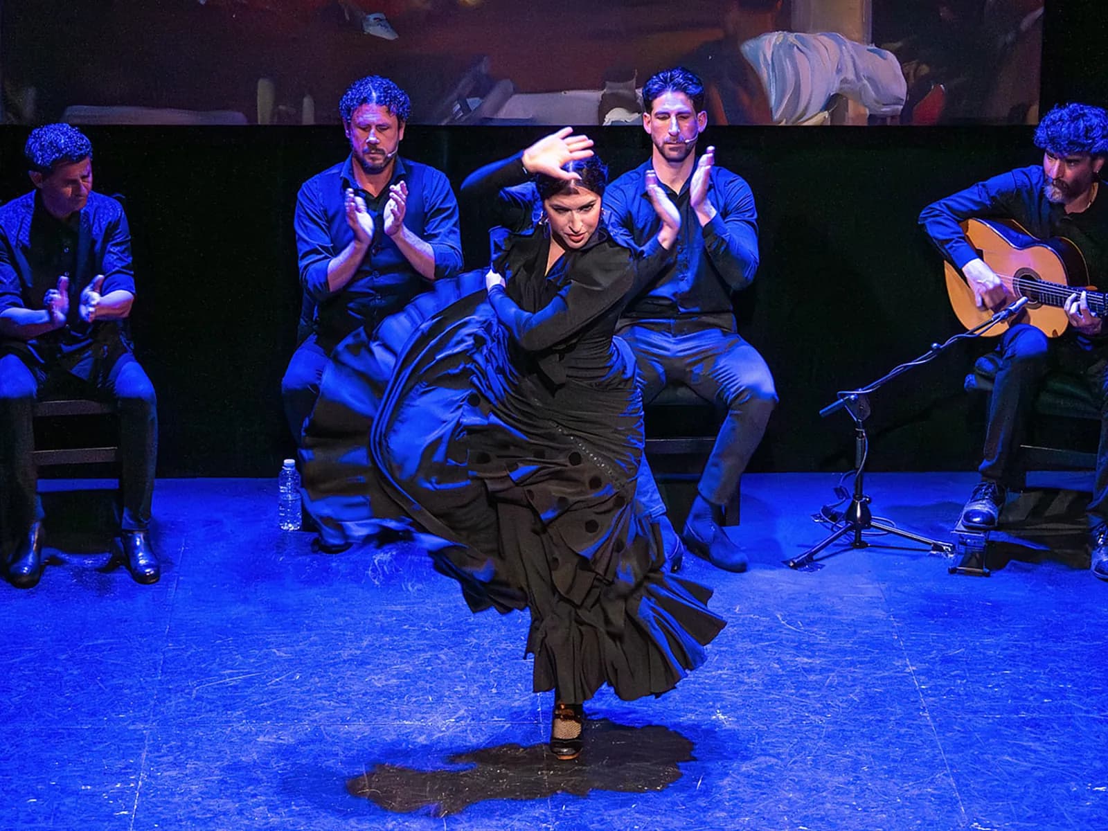 Bailaora y cuadro flamenco en el escenario del Teatro Flamenco Triana