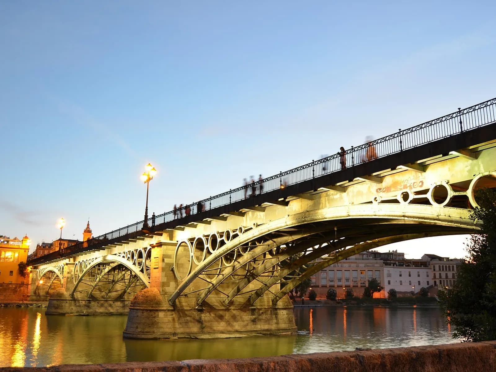 Puente de Triana iluminado al atardecer