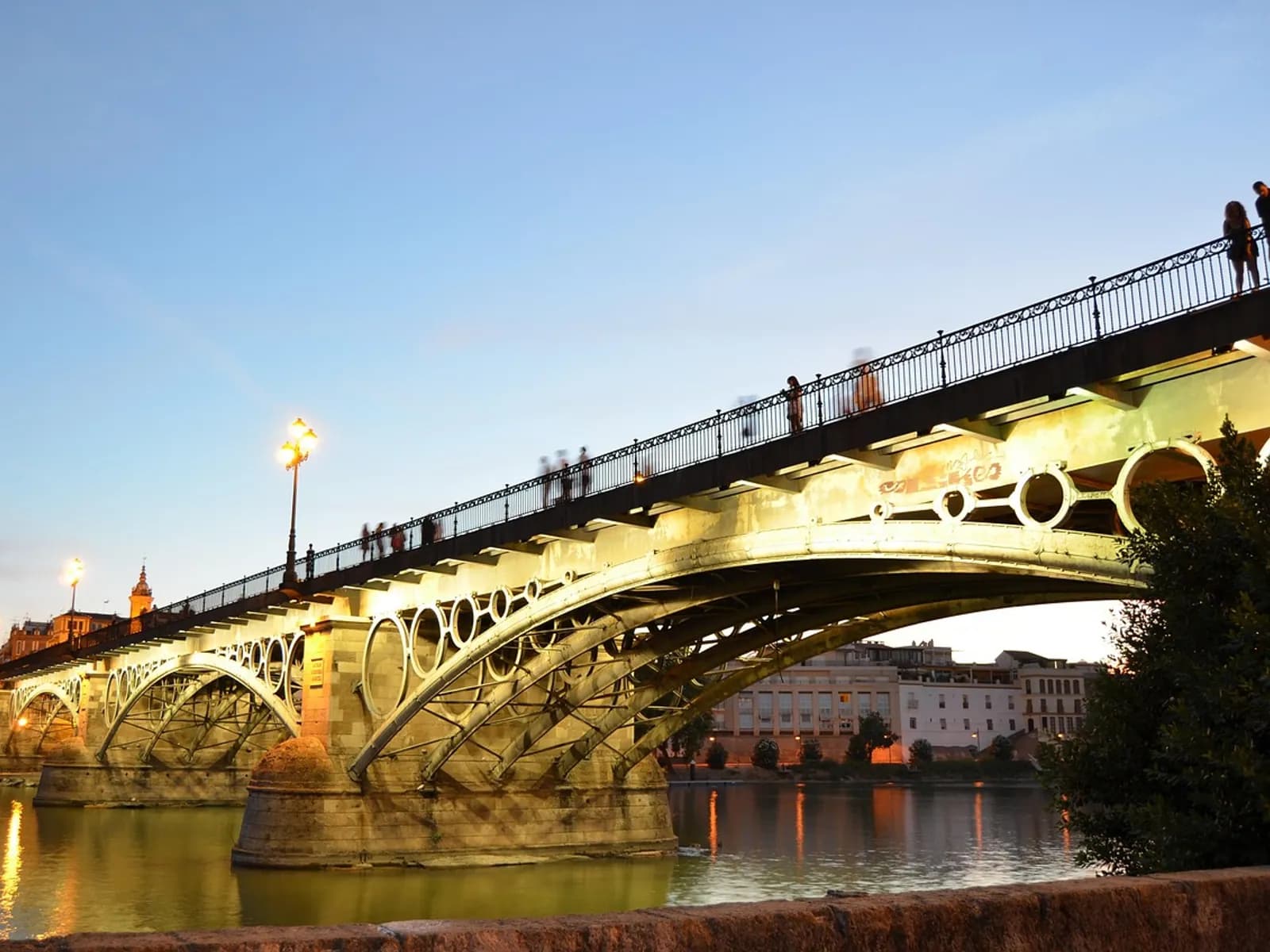 Puente de Triana sobre el Guadalquivir al atardecer