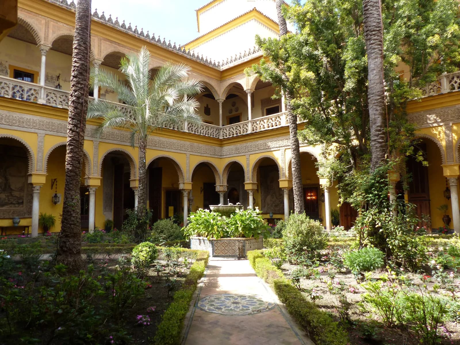 Main courtyard of the Palacio de las Dueñas