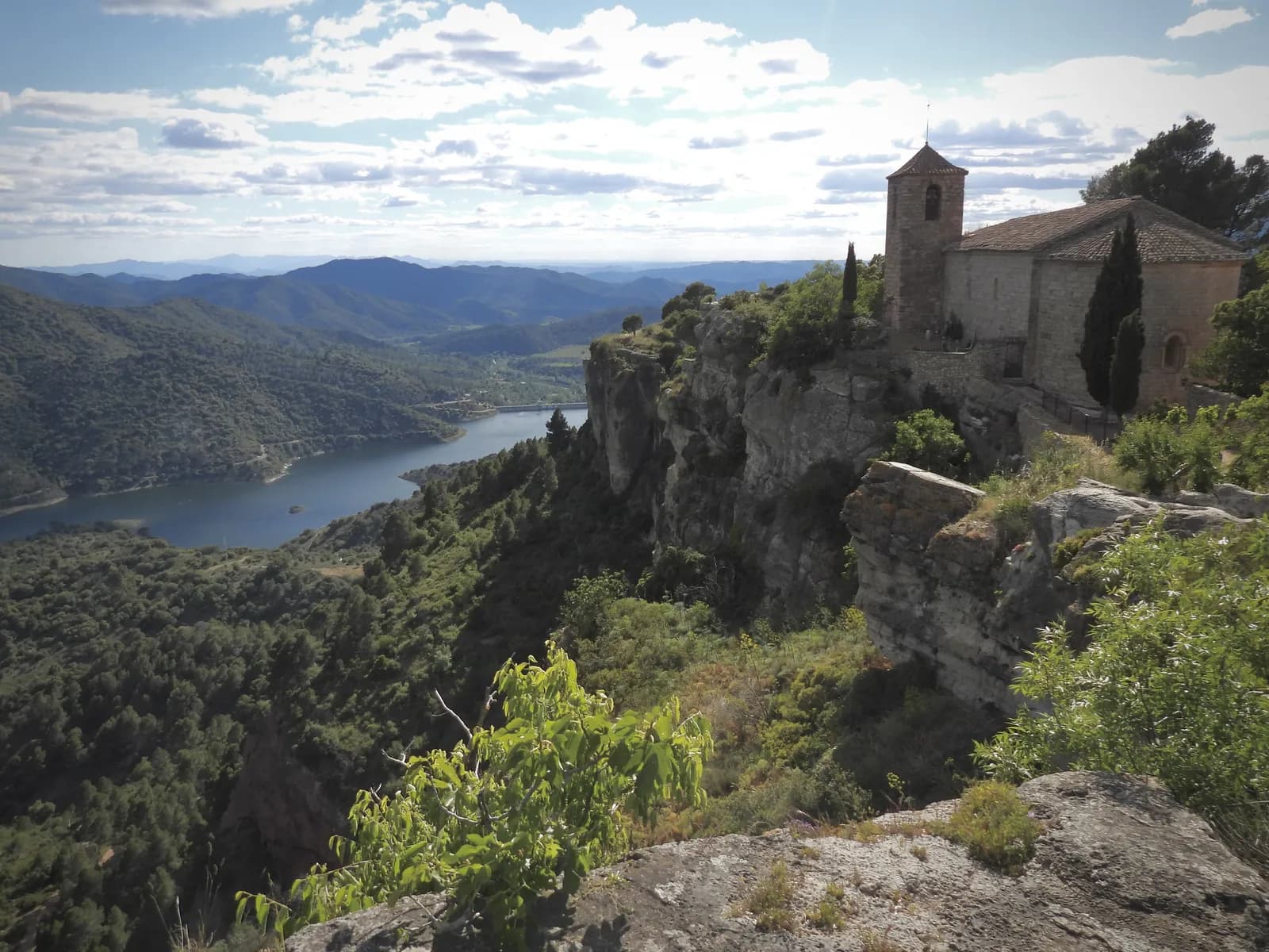 Iglesia de Santa Maria de Siurana sobre el acantilado y el pantano