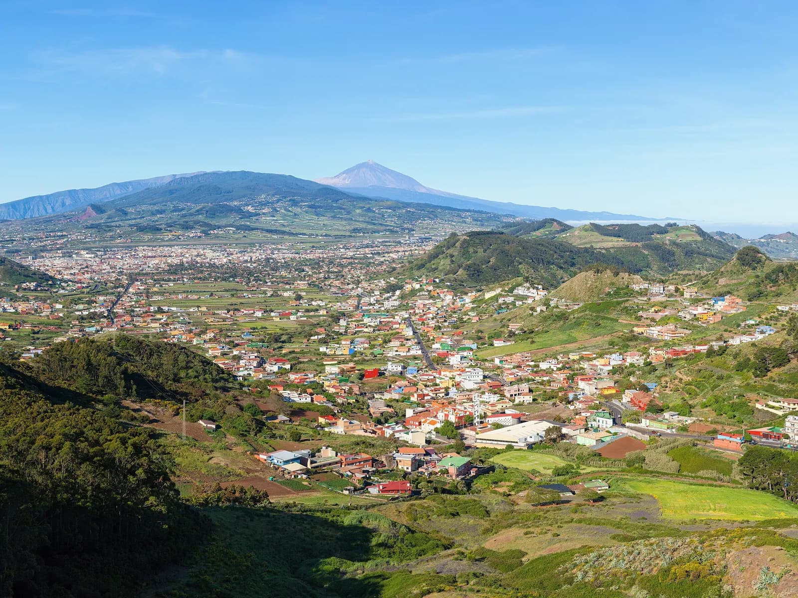 San Cristóbal de La Laguna con el Teide al fondo