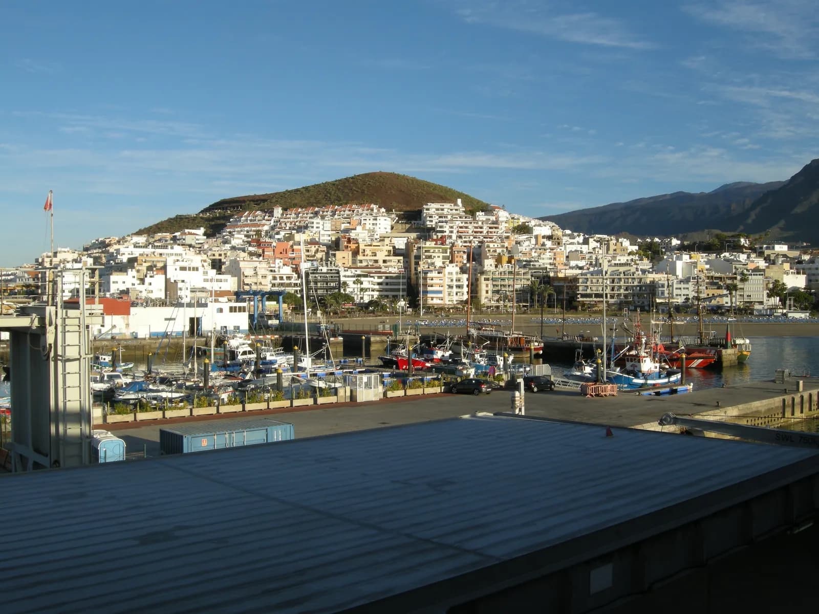 Barcos amarrados en el puerto de Los Cristianos