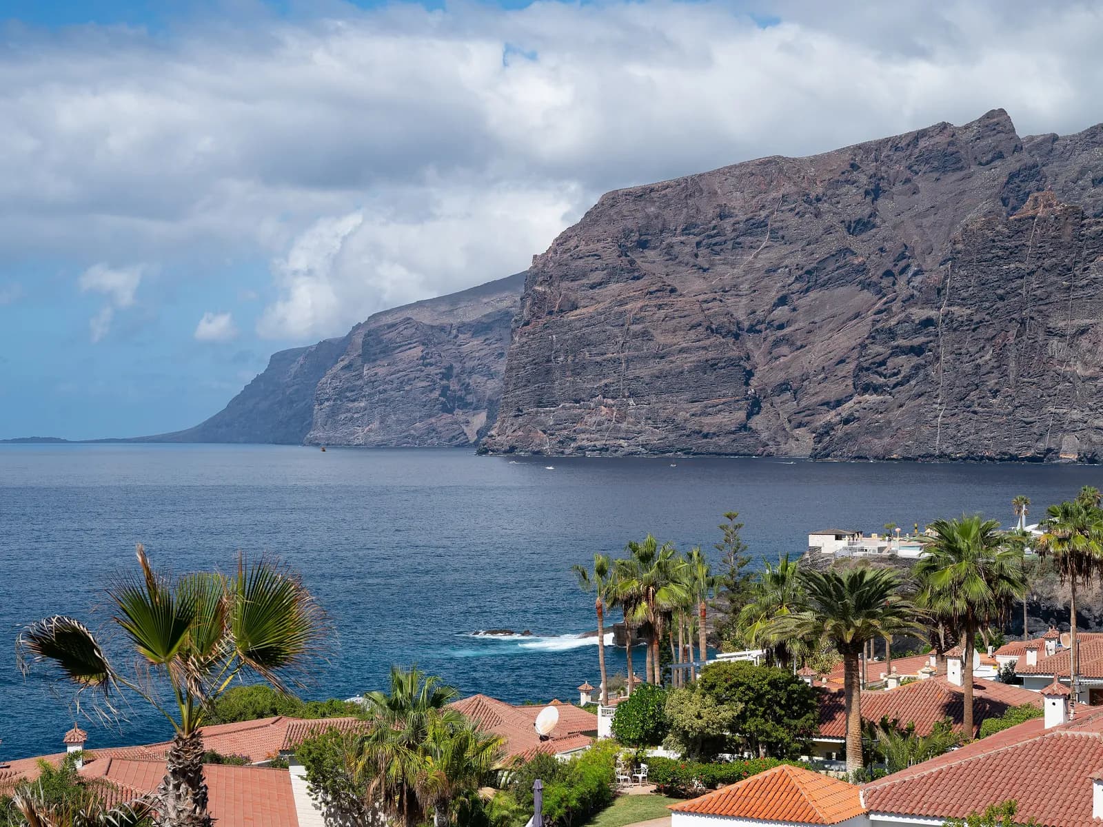 Los Gigantes cliffs above the sea