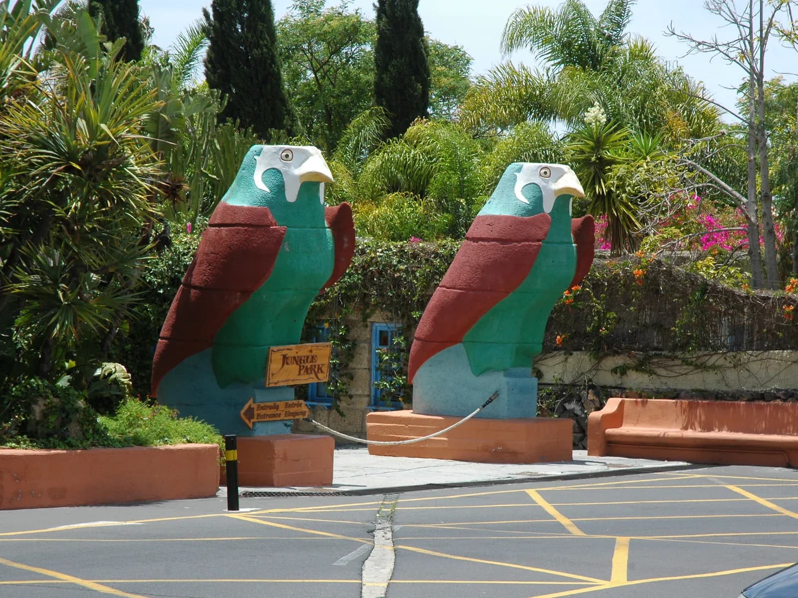 Entrada de Las Águilas Jungle Park, en Arona, con dos grandes esculturas de águilas