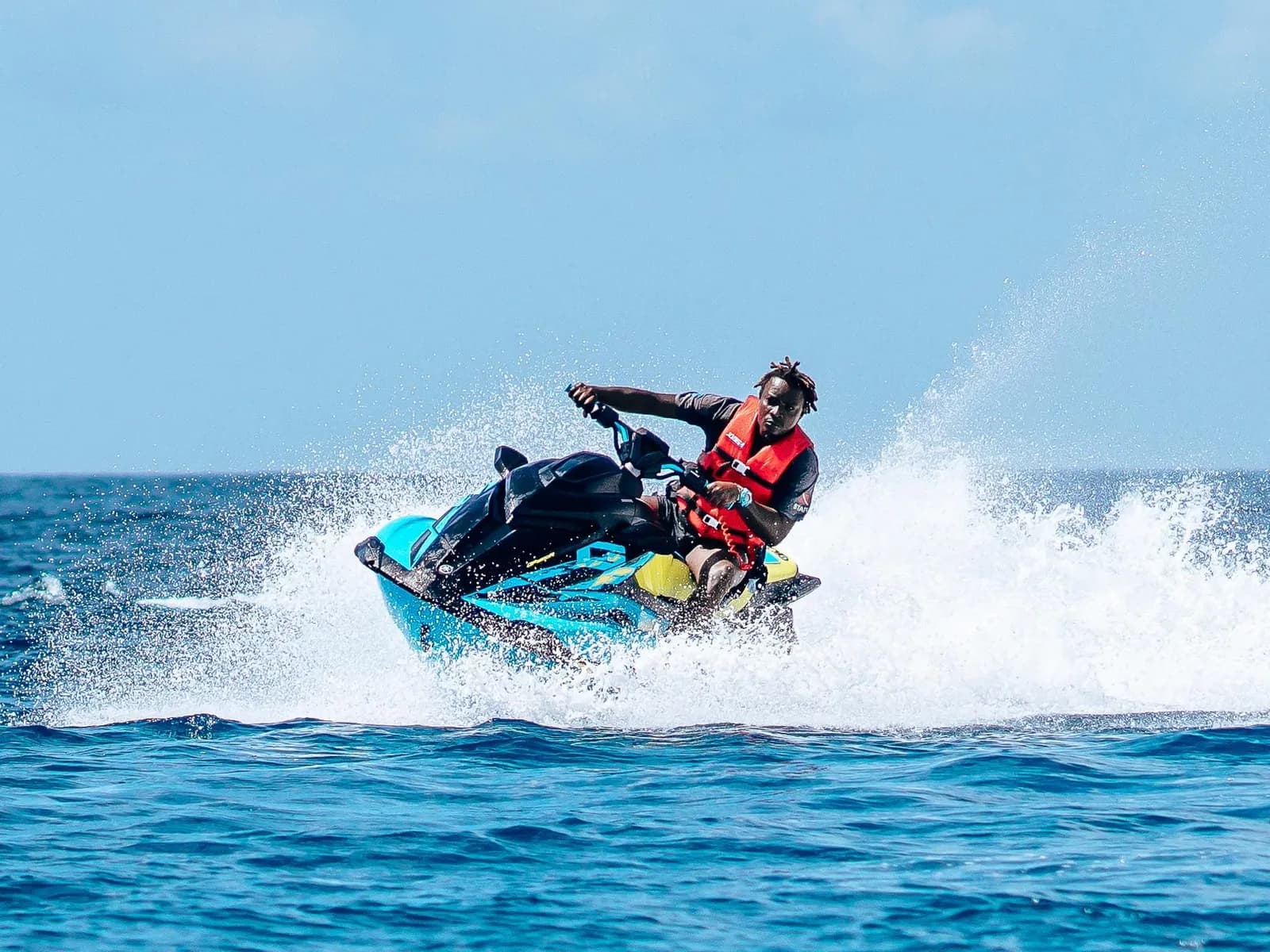 Moto de agua sobre las olas