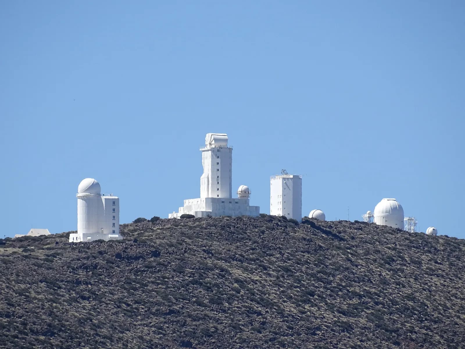 Observatorio del Teide en Izaña, con sus telescopios sobre la montaña