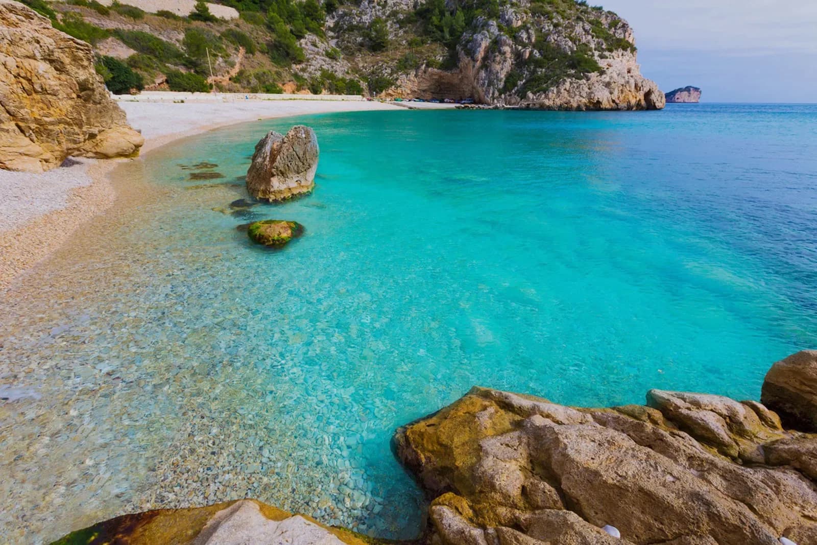 Aguas turquesa de la Cala Granadella en Jávea, Costa Blanca