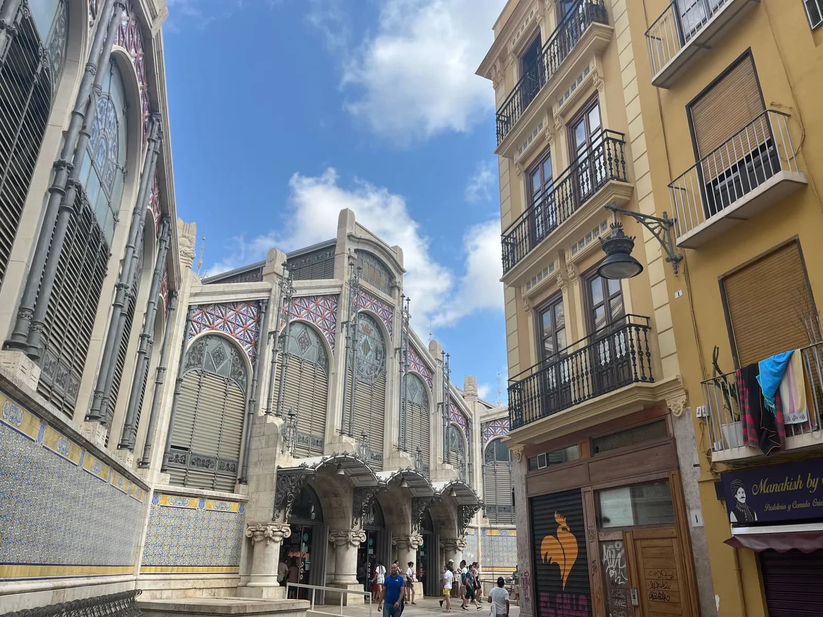 Calle del casco antiguo junto al Mercado Central de Valencia