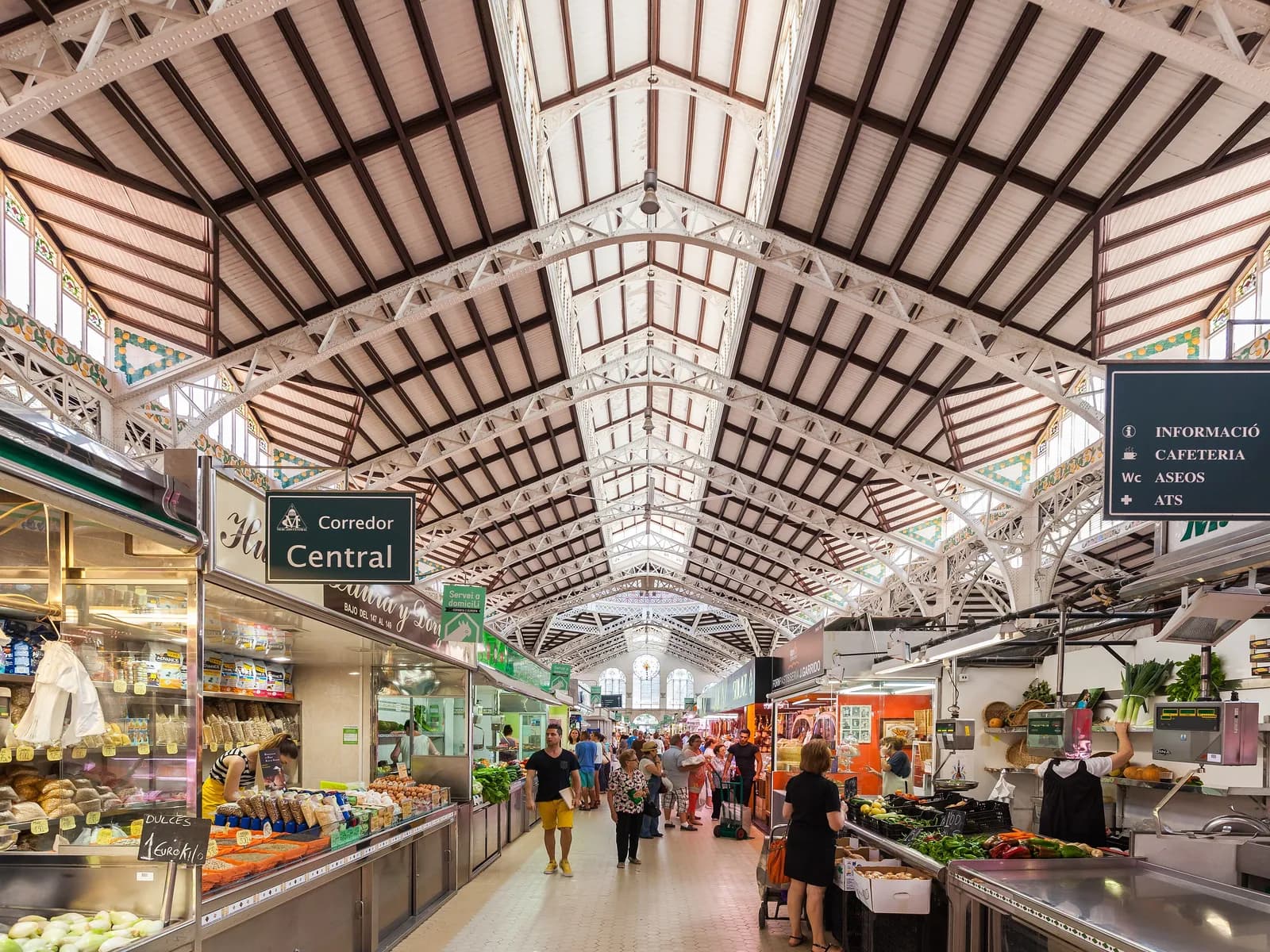 Interior modernista del Mercado Central