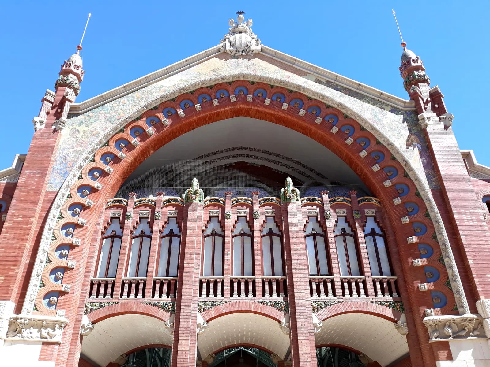 Fachada modernista del Mercado de Colón de Valencia