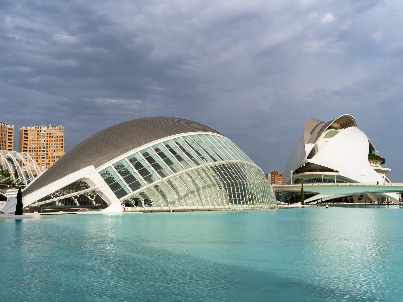 La Ciudad de las Artes y las Ciencias de Valencia reflejada en el agua