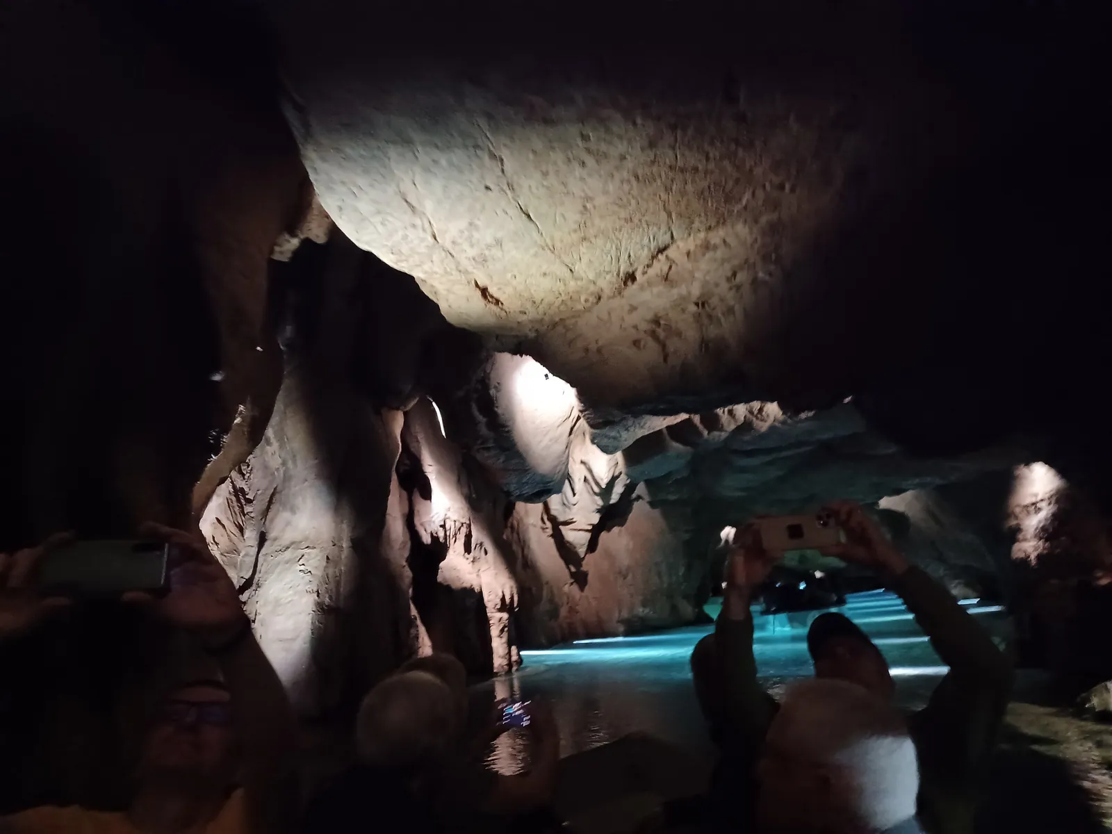 Barca con visitantes por el río subterráneo de las Cuevas de San José