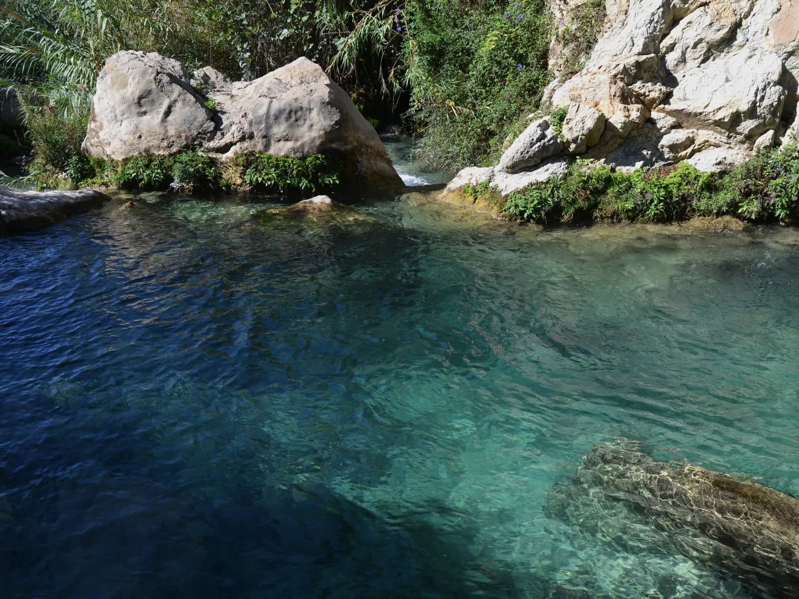 Poza de agua turquesa en las Fuentes del Algar