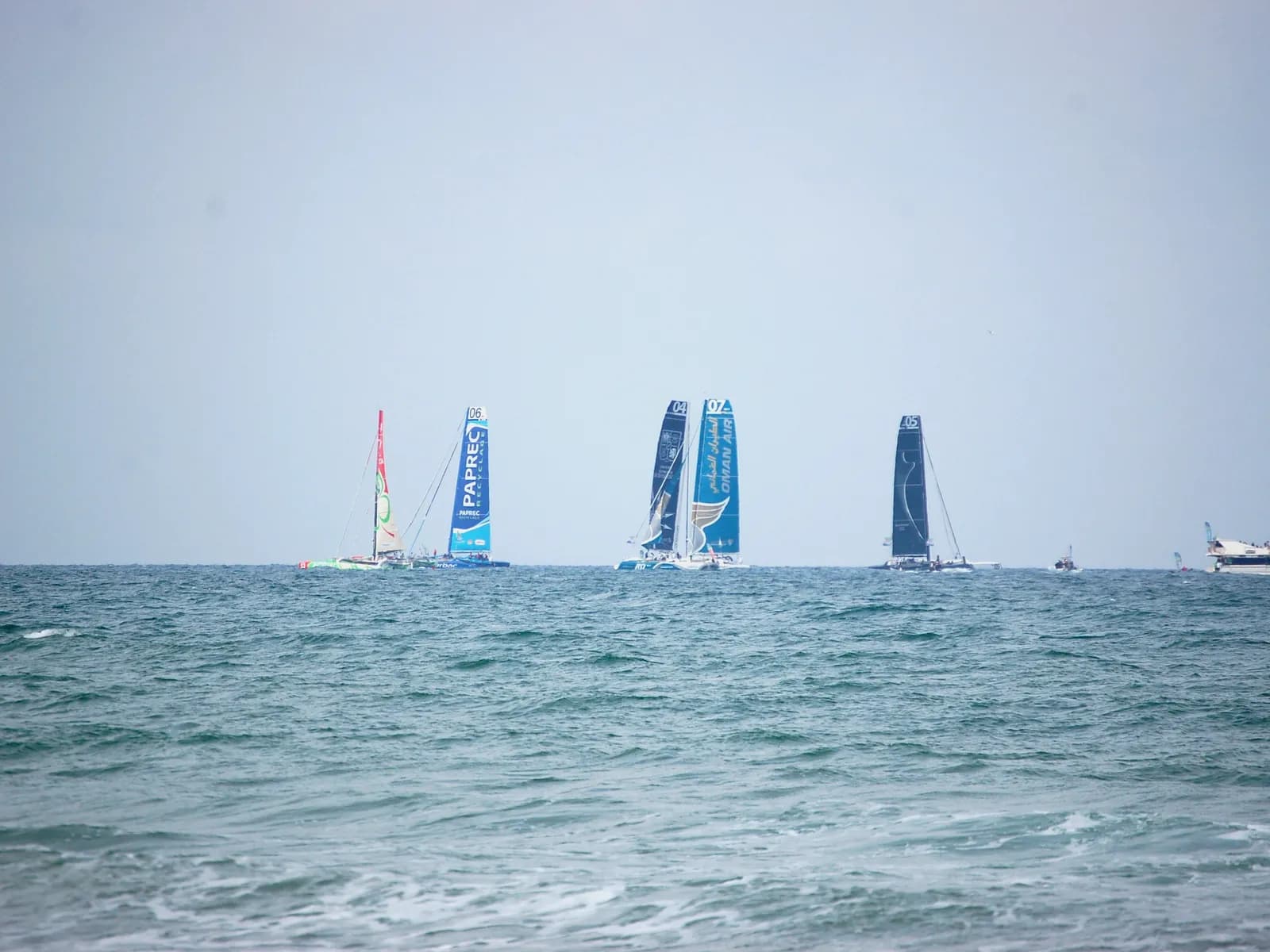 Catamarán navegando en el Mediterráneo
