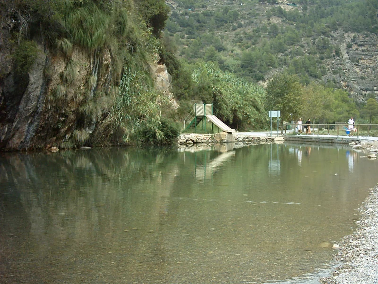 Bañistas en la Fuente de los Baños, junto al río Mijares, en Montanejos