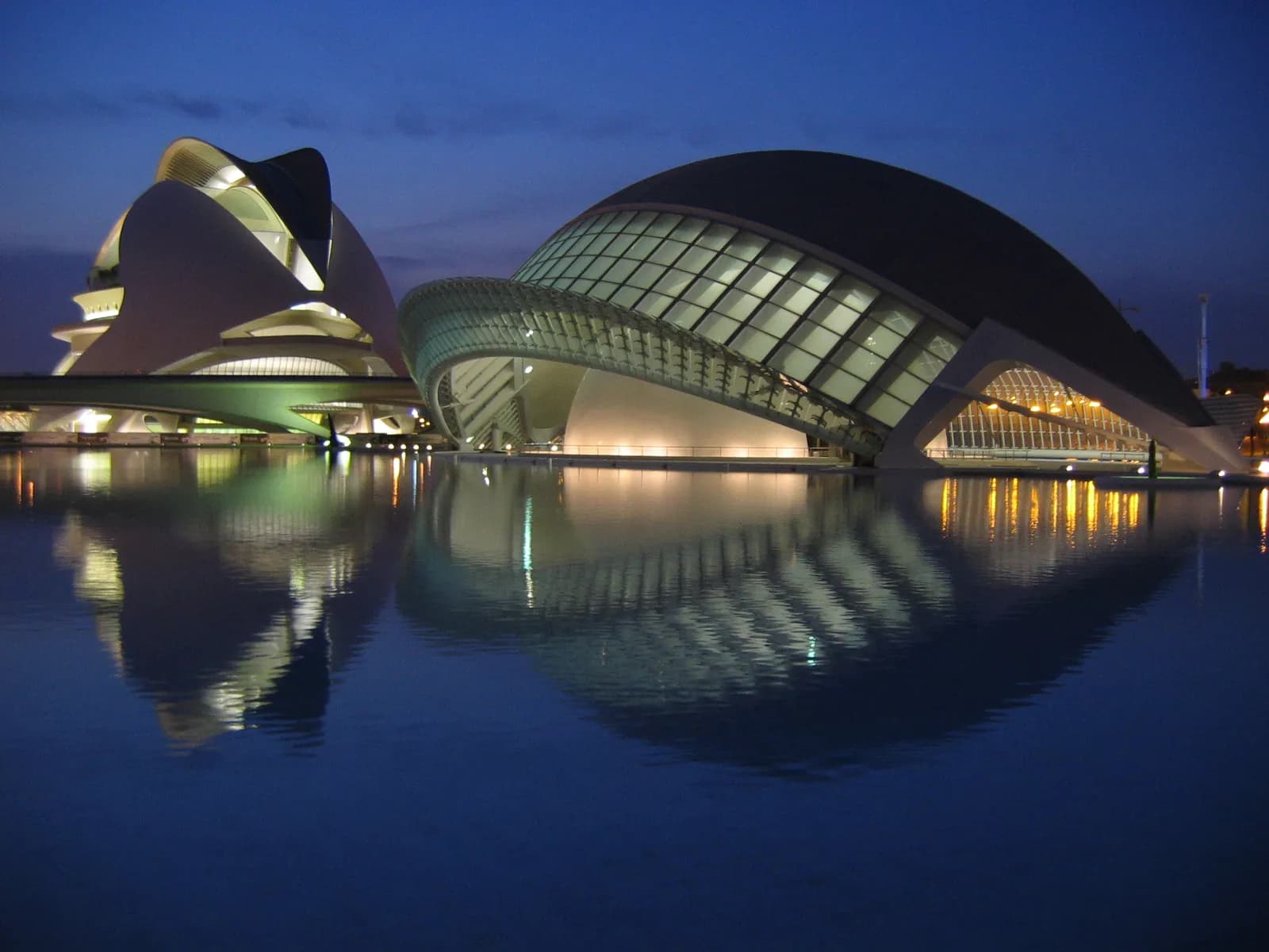 Ciudad de las Artes y las Ciencias de Valencia iluminada de noche