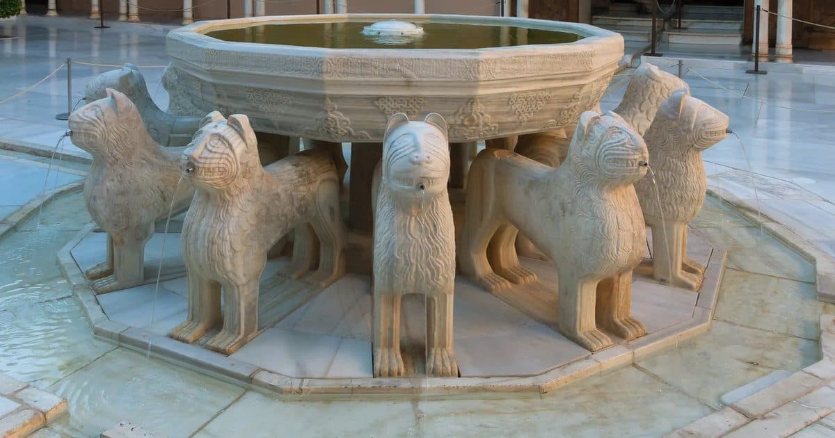 Patio de los Leones en los Palacios Nazaríes de la Alhambra