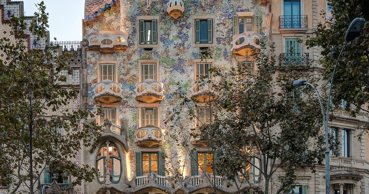 Fachada de la Casa Batlló de Gaudí en el paseo de Gràcia de Barcelona, con sus balcones en forma de máscara y el tejado de escamas
