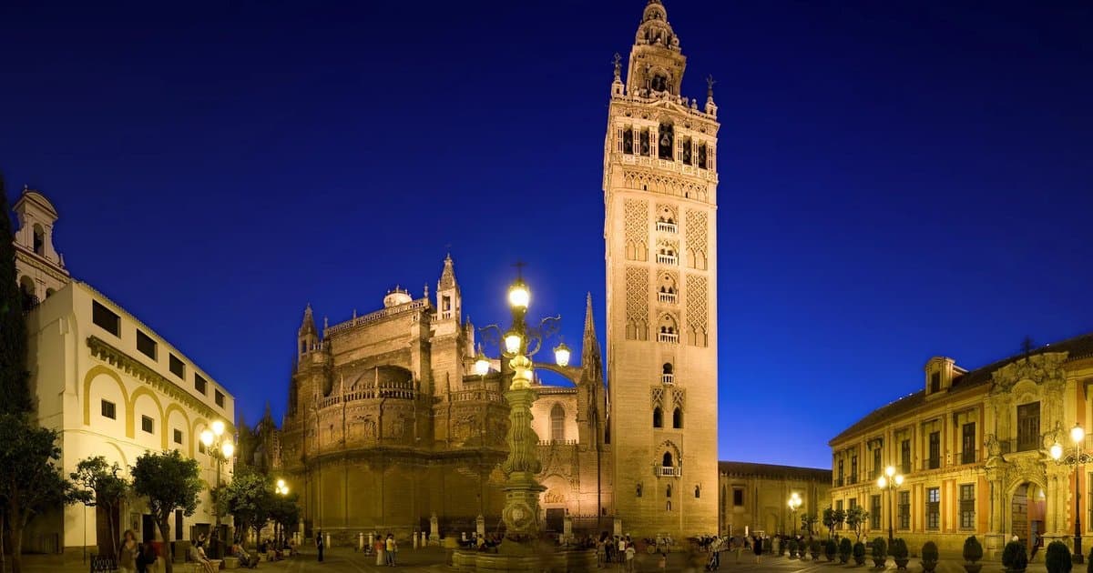 La Giralda y la fachada gótica de la Catedral de Sevilla vistas desde la Plaza Virgen de los Reyes