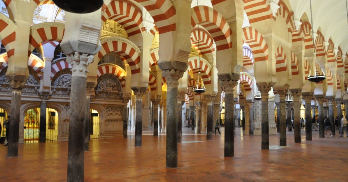 Arcos de herradura bicolores de la sala de oración de la Mezquita-Catedral de Córdoba