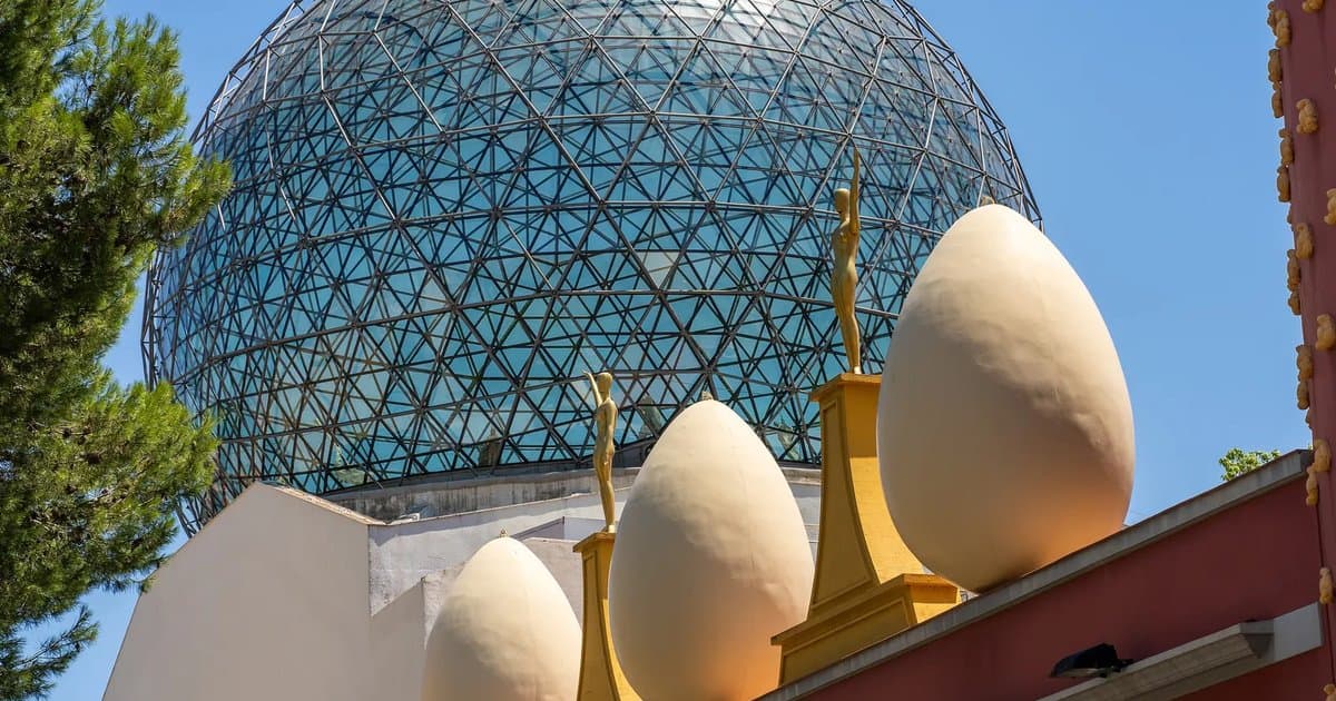 Fachada del Teatro-Museo Dalí de Figueres, con los huevos gigantes sobre la cornisa