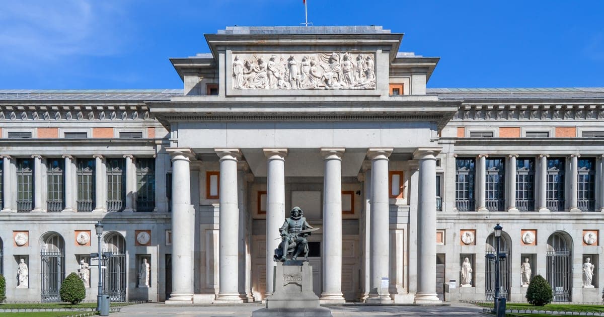 Fachada del Museo del Prado en el paseo del Prado, con la puerta de Velázquez y la estatua del pintor