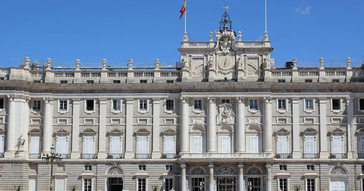 Fachada sur del Palacio Real de Madrid desde la plaza de la Armería