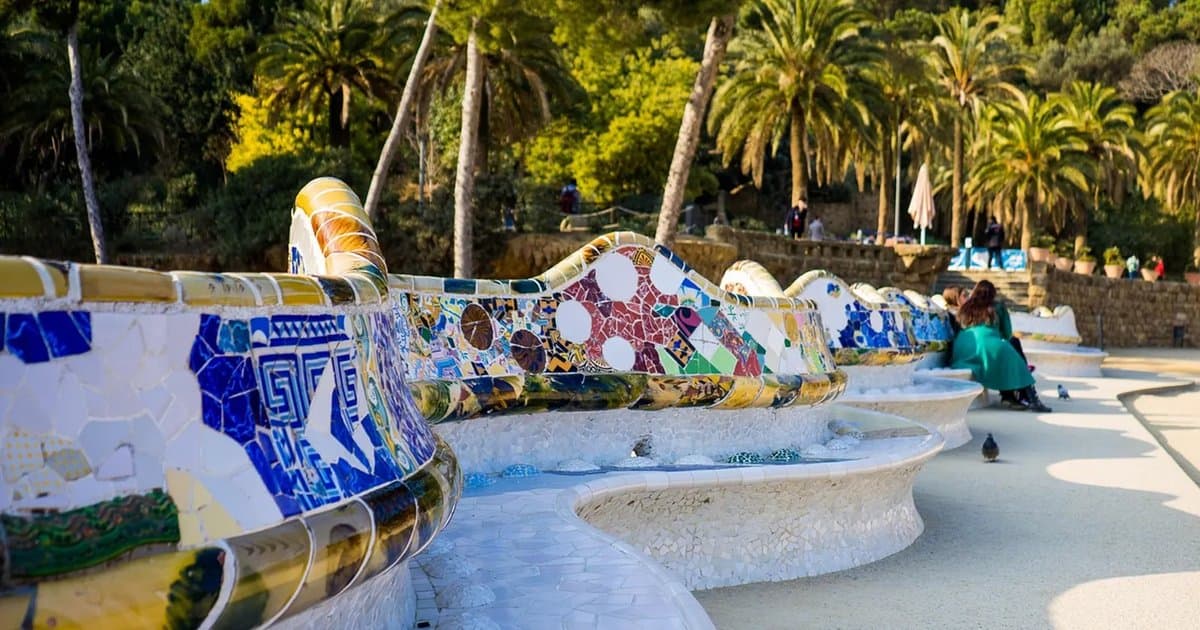 Banco ondulado de trencadís en la plaza de la Naturaleza del Park Güell