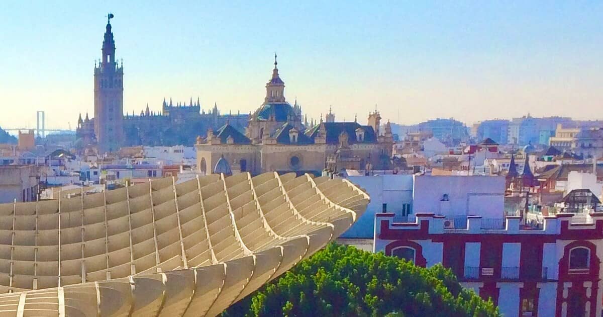 Vista panorámica de Sevilla al atardecer con la Giralda