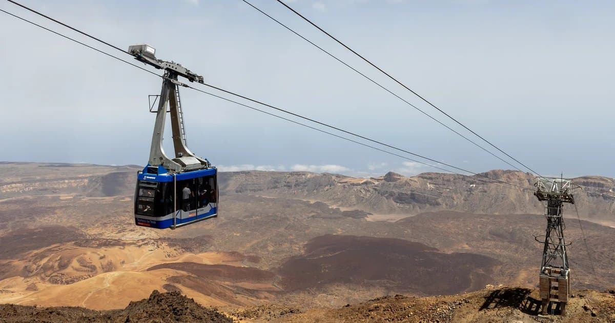 Kabine der Teide-Seilbahn auf dem Weg nach oben über Las Cañadas