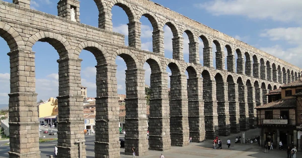 Acueducto romano de Segovia sobre la plaza del Azoguejo, con sus dos pisos de arcos de granito