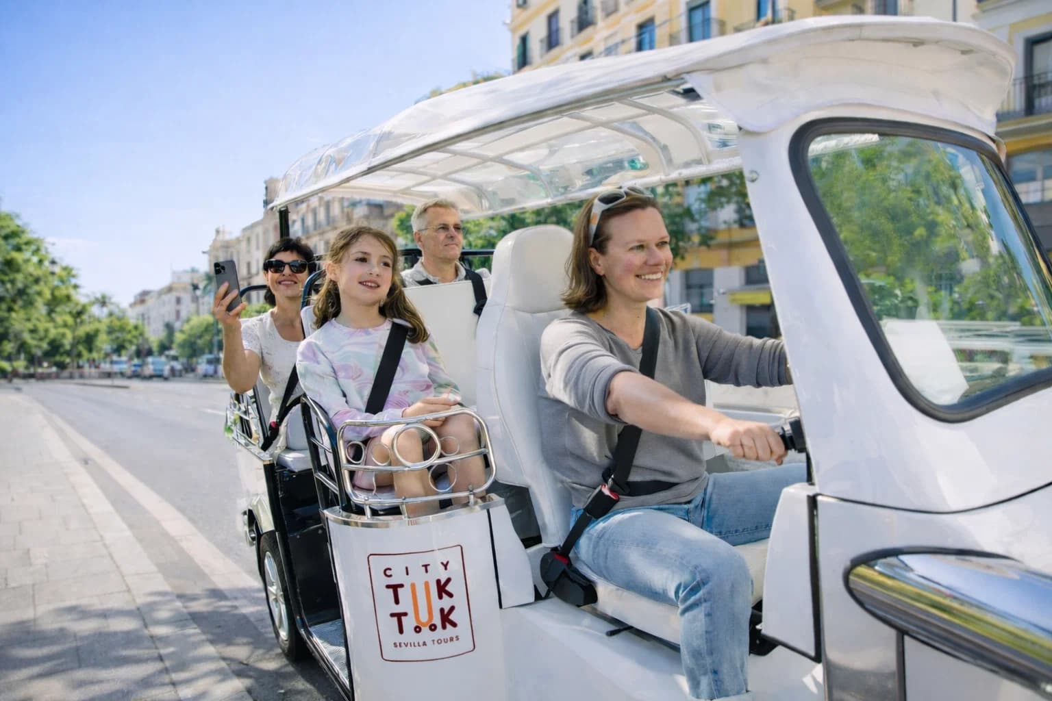 Familia paseando en tuk tuk eléctrico por Sevilla
