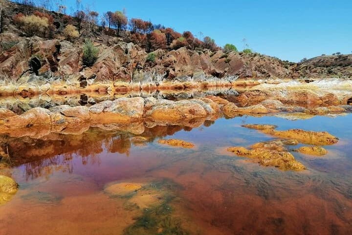 Orillas ocres y agua rojiza del río Tinto