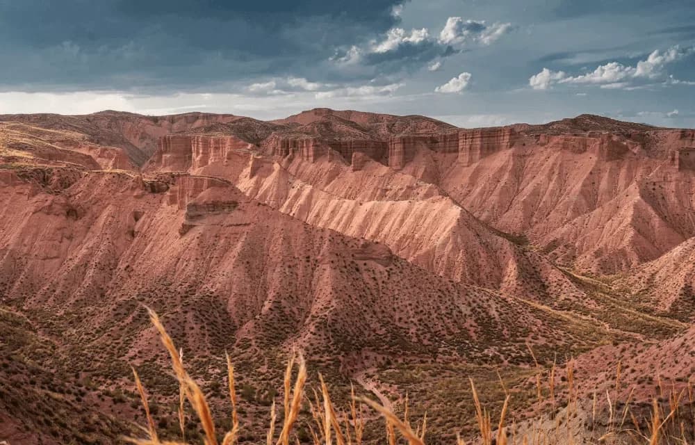 Barrancos de tonos rojizos en el desierto de Gorafe