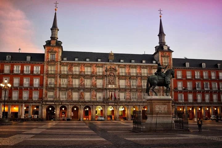 Plaza Mayor de Madrid con la estatua ecuestre de Felipe III