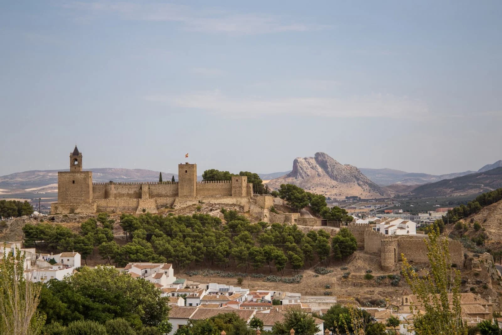 Vista de Antequera con la alcazaba y la Peña de los Enamorados al fondo