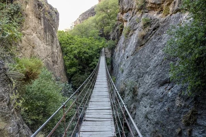 Puente colgante entre las paredes de roca de Los Cahorros