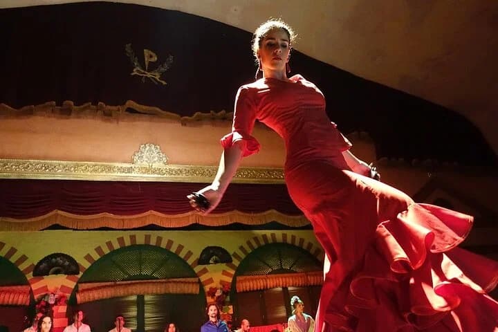 Bailaora flamenca con vestido rojo en el escenario