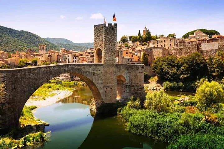 Puente románico de Besalú sobre el río con el pueblo medieval al fondo